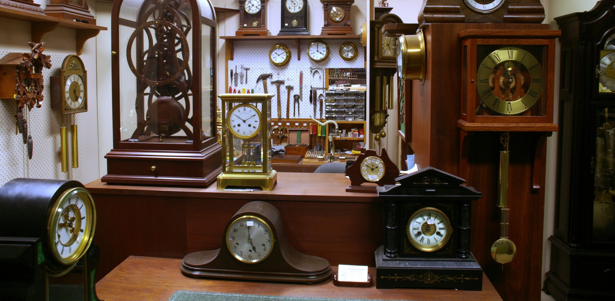 Старые часы коричневые